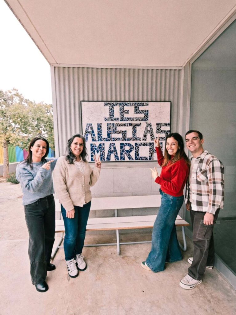 Representantes de Proyecto Empar y colegio de Manises con cartel del centro.